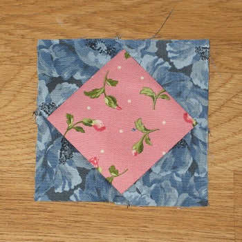 How to Sew a Basic Square in a Square Block – fabric-406